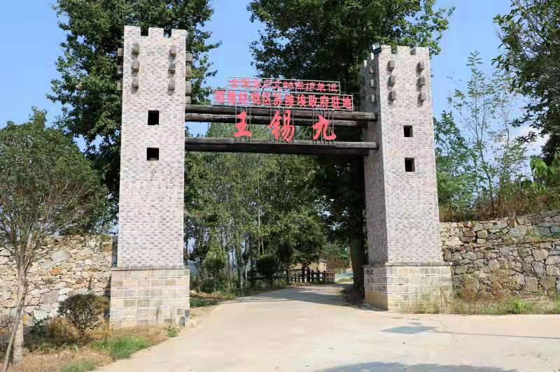 七里坪王锡九美丽乡村西门楼建设